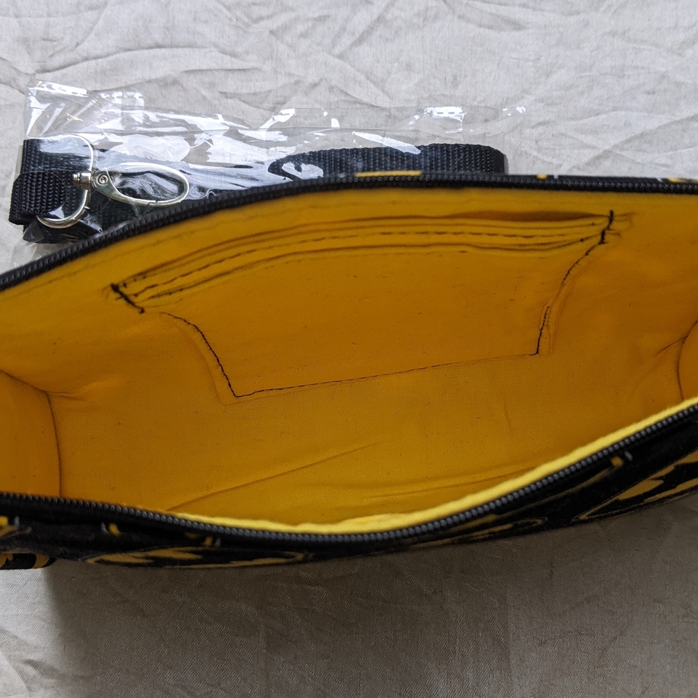 Batman Crossbody Bag - Picture 4 of 7